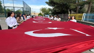 Siverekte öğrenciler 19 Mayısta dev Türk bayrağıyla şehir turu attı