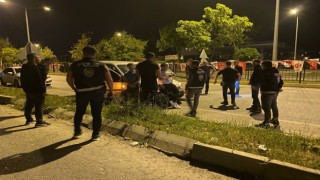 Siyasi partilerin bayraklarını söken iki şahıs yakalandı