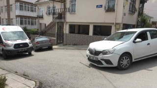Sokak arasında otomobiller çarpıştı: 1 yaralı