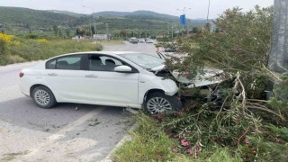 Sökede lastiği patlayan araç refüjdeki aydınlatma direğine çarparak durabildi