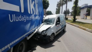 Su nakliyesi yapan araçların kazasında sıkışan aracı itfaiye çıkardı