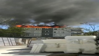 Sultanbeylide 4 katlı binanın çatısı alev alev yandı