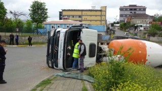 Sultanbeylide virajı alamayan beton mikseri devrildi: 1 yaralı