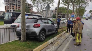 Sultangazide otomobil iki ağaç arasında sıkıştı