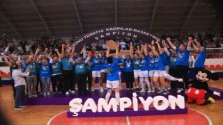 Süper Lige yükselen İzmit Belediyespor kupasını kaldırdı