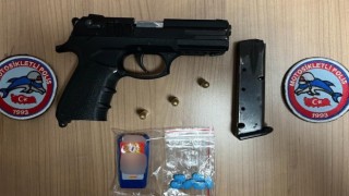 Şüpheli şahıslardan tabanca, tüfek ve uyuşturucu madde ele geçirildi