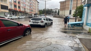 Suşehrinde yollar göle döndü