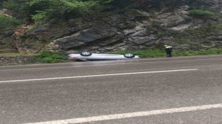 Takla atan otomobilden hafif yaralı çıktı