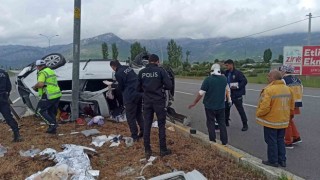 Takla atarak hurdaya dönen otomobilden aynı aileden 5 kişi yaralandı
