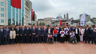 Taksim Meydanında 19 Mayıs töreni