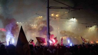 Taksim sarı-kırmızıya büründü