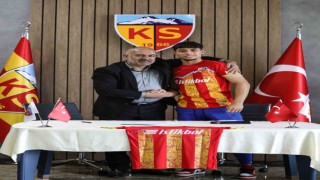 Talha Sarıslan 2 yıllık yeni sözleşmeye imza attı