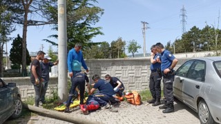 Tamirat için çıktığı direkle beraber yere düştü