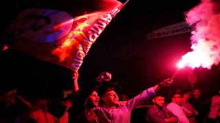 Taraftarlar, Florya Metin Oktay Tesisleri içinde takımı bekliyor