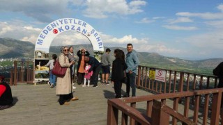 Tarih ve doğa zengini Kozana tatilde ziyaretçi akını