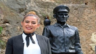 Tarihi Kaleiçinin simge ismi ‘Mustafa Kaptan heykeli kayıp güvercinine kavuştu