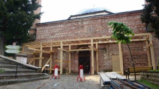 Tarihi Orhan Gazi Camii ibadete kısa süreliğine kapatıldı