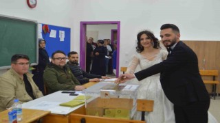 Tavşanlıda gelinle damat oy kullanıp düğüne geçtiler
