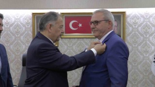 TDP Kayseri İl Yönetimi AK Partiye katıldı, rozetlerini Özhaseki taktı