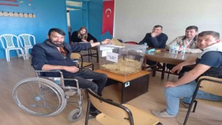Tekerlekli sandalye ile sandık başına geldi
