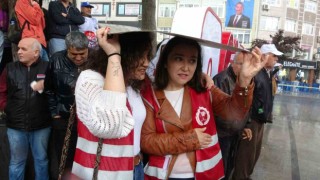 Tekirdağda sağanak yağmur altında 1 Mayıs kutlaması
