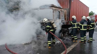 TEMde beyaz eşya yüklü tır alev alev yandı: Canımı zor kurtardım