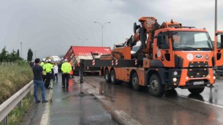 TEMde tır makaslayınca trafik durdu, araçlar kontak kapattı