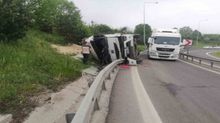 TEMin bağlantı yolunda tır devrildi: 1 yaralı