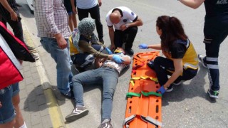 Ticari aracın çarptığı motosiklet sürücüsü metrelerce savruldu