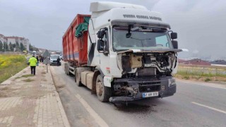 Tır önce kamyonete sonra hafif ticari araca çarptı: 1 yaralı