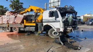 Tır, vinç ve kamyonetin karıştığı kazada 1 kişi yaralandı