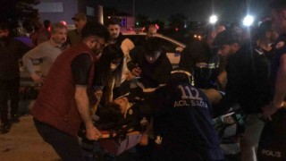 Tıra çarpan otomobilde sıkışan 4 yaralıyı itfaiye kurtardı