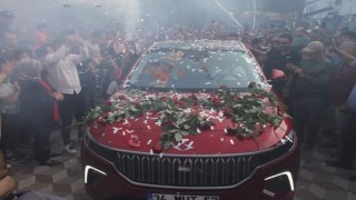 Togg, Sarıgölde konfeti ve çiçeklerle karşılandı