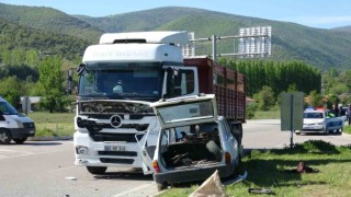 Tokatta tır ile otomobilin çarpıştığı kazada; tır şoförü gözaltına alındı