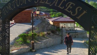 Tortum Şelalesinin manzarası eşliğinde Karacoğlan şiirleri okuyor