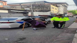 Trafik polisleri yaşlı kadının imdadına yetişti