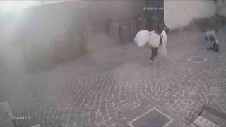Trafodan çaldığı eşyalarla kameralara yakalandı