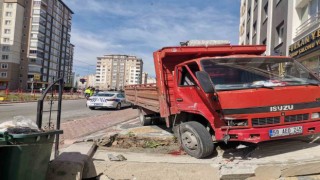 Tramvayla çarpışan kamyonet istinat duvarını yıktı