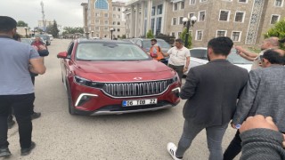 Türkiyenin yerli otomobili TOGG Adıyamanda, yoğun ilgi gördü