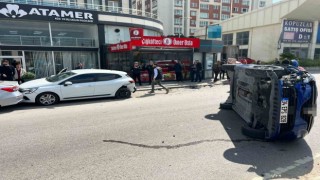 Tuzlada park halindeki araçlara çarpan otomobil yan yattı: 2 yaralı