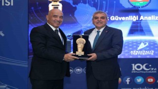 Ulaşımda belediyecilik ödülünü Beyazgül aldı