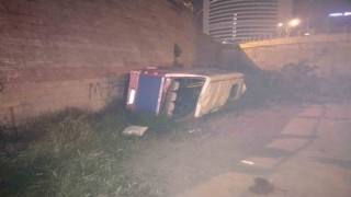 Ümraniyede minibüs şarampole yuvarlandı: 2 yaralı