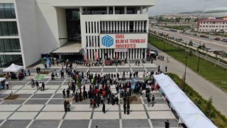 Üniversite tanıtım ve tercih fuarında öğrencilere Togg sürprizi