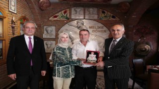 Ünlü dönerciden Mehmetçiğe destek...