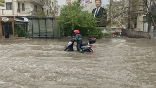 Uşakta sağanak yağış hayatı olumsuz etkiledi