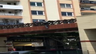 Üst geçitten atlamaya kalkan genç, polislere zor anlar yaşattı