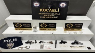 Uyuşturucu ticaretçisinin evinde polis yeleği ve kelepçe bulundu