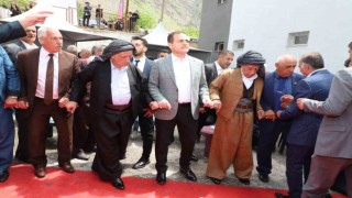 Vali Akbıyık, aşiret liderleriyle halay çekti