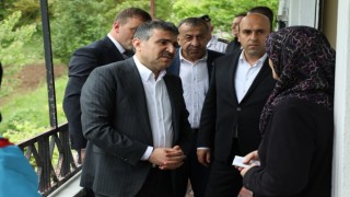 Vali Atay, aileleri evinde ziyaret ediyor