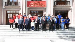 Vali Tavlı, şampiyon sporcu ve gönüllü gençlerle bir araya geldi